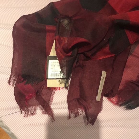 NWT Burberry wool silk check scarf. - Picture 6 of 6